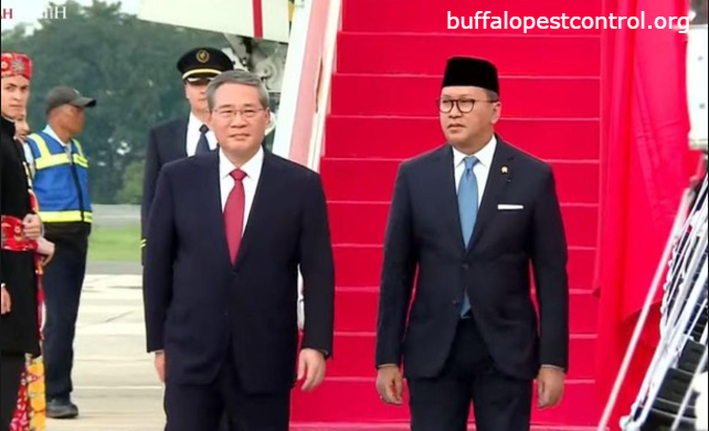 PM China Li Qiang Tiba di Indonesia, Disambut Menteri Investasi Rosan